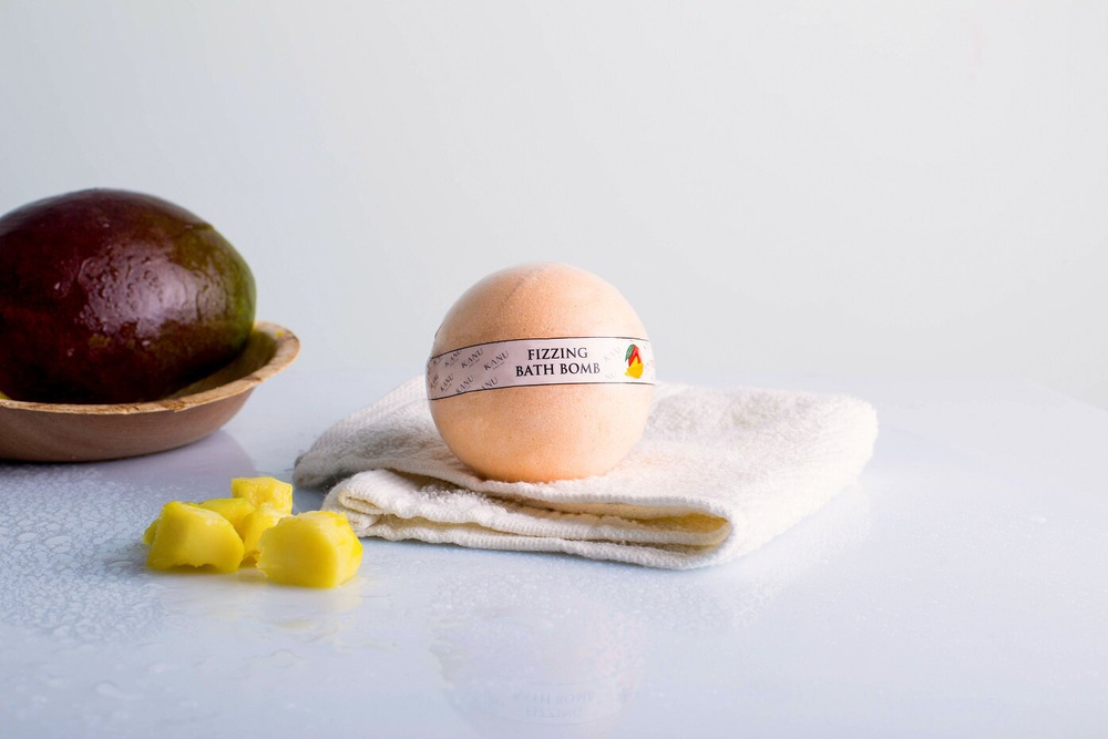 Kanu Nature Formowana Ręcznie Musująca Kula do Kąpieli o Zapachu Egzotycznego Mango 160g