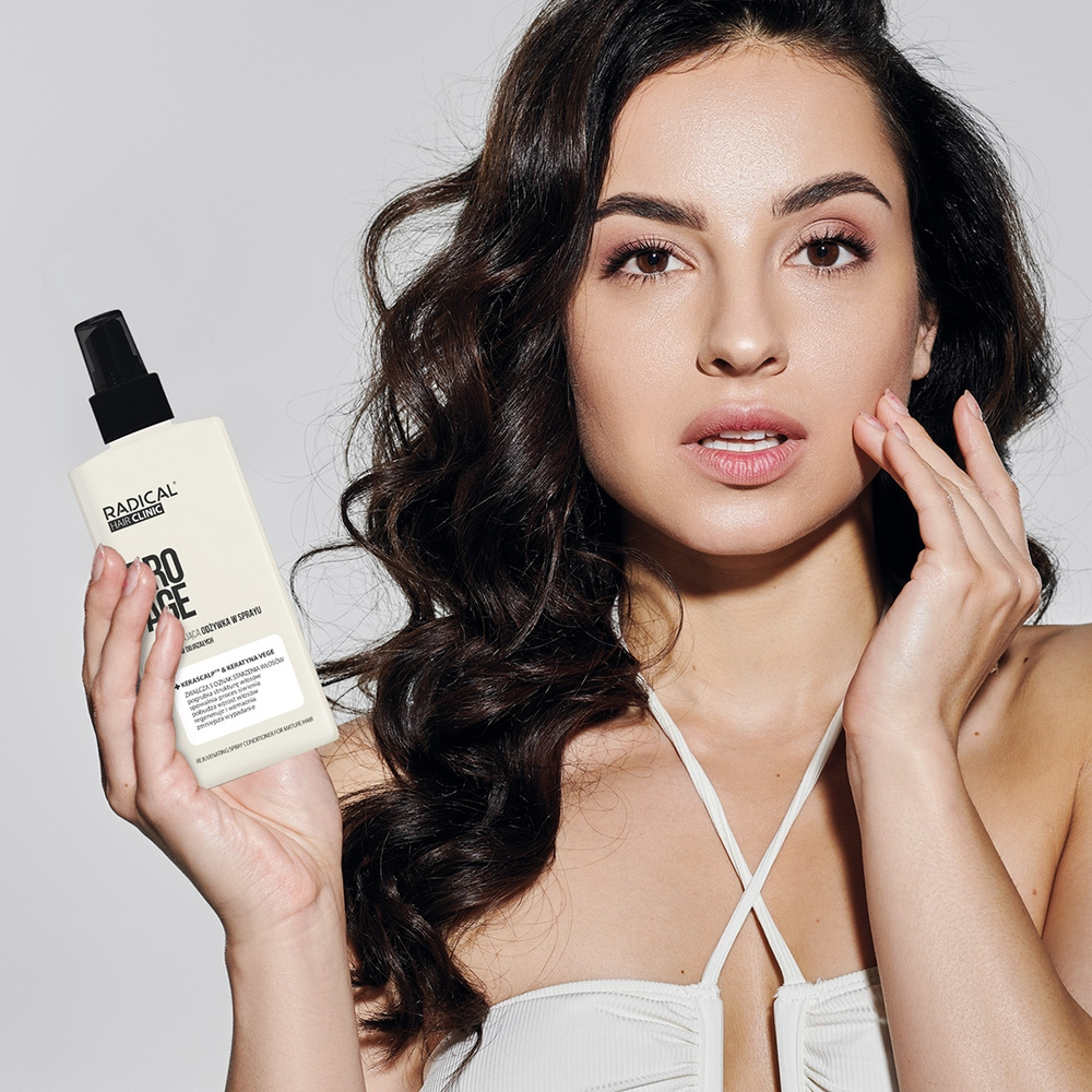 Farmona Radical Hair Clinic Pro Age Rejuvenating Spray Conditioner for Mature Hair 200ml