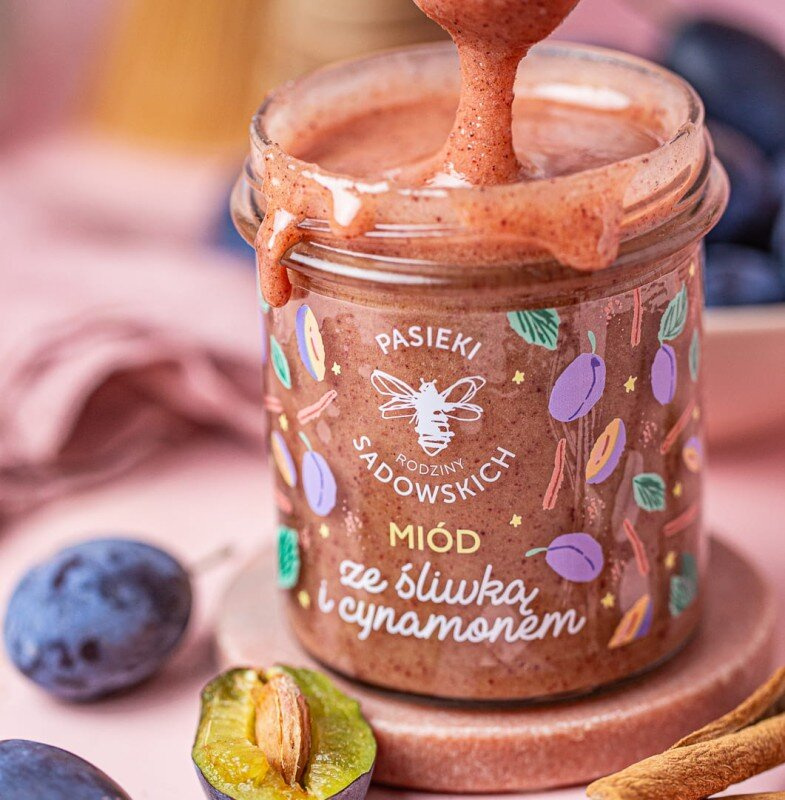 Pasieki Sadowskich Miód ze Śliwką i Cynamonem 240g